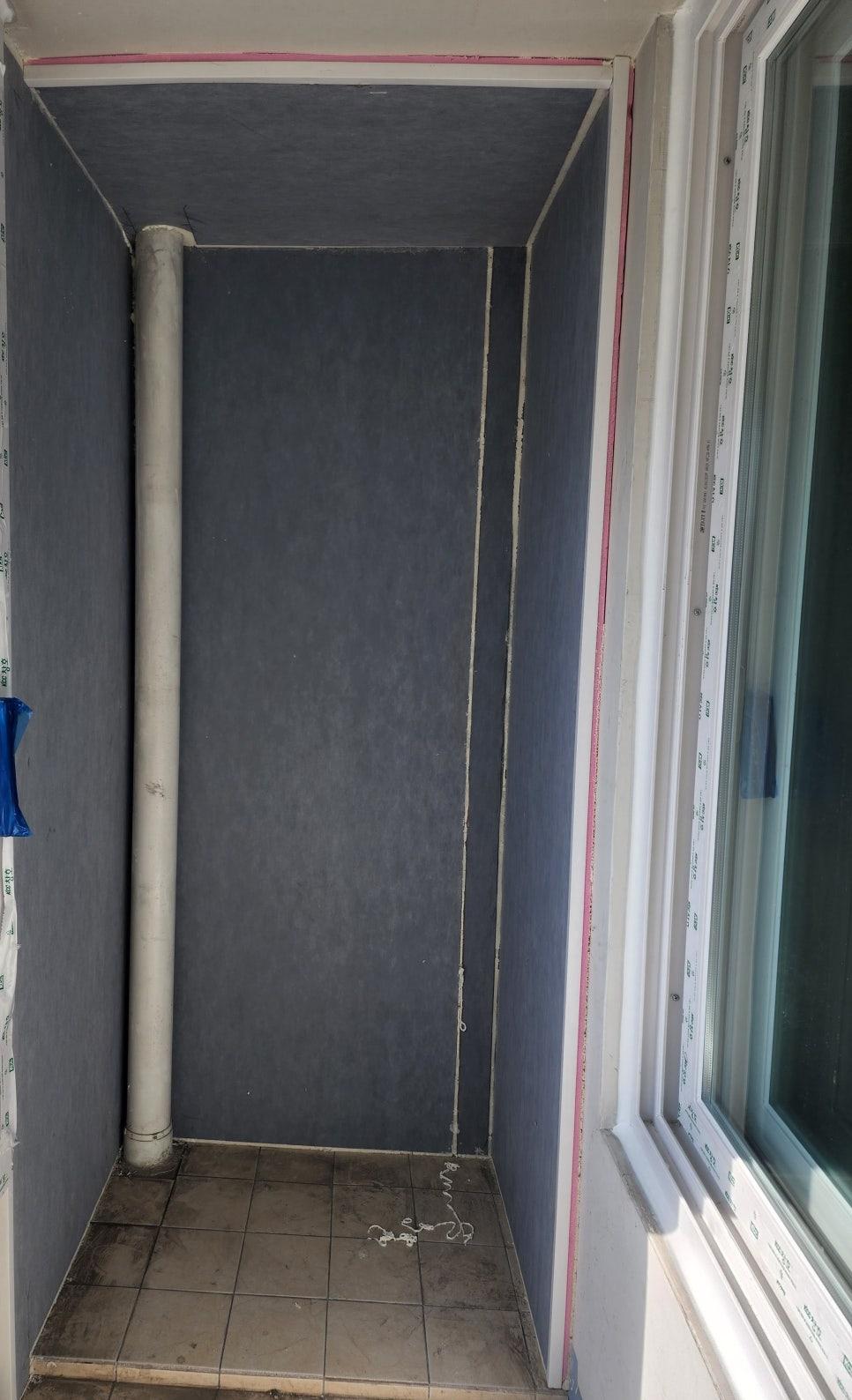 벽면 근처에 놓인 소형 작업 도구들