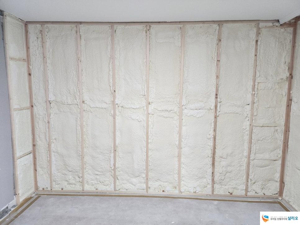 흰색 폼 재료와 나무 프레임으로 채워진 벽면