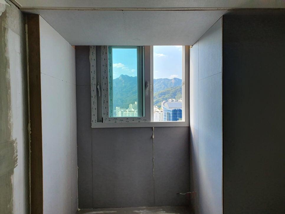 석고보드 마감이 완료된 창호 주변 벽면