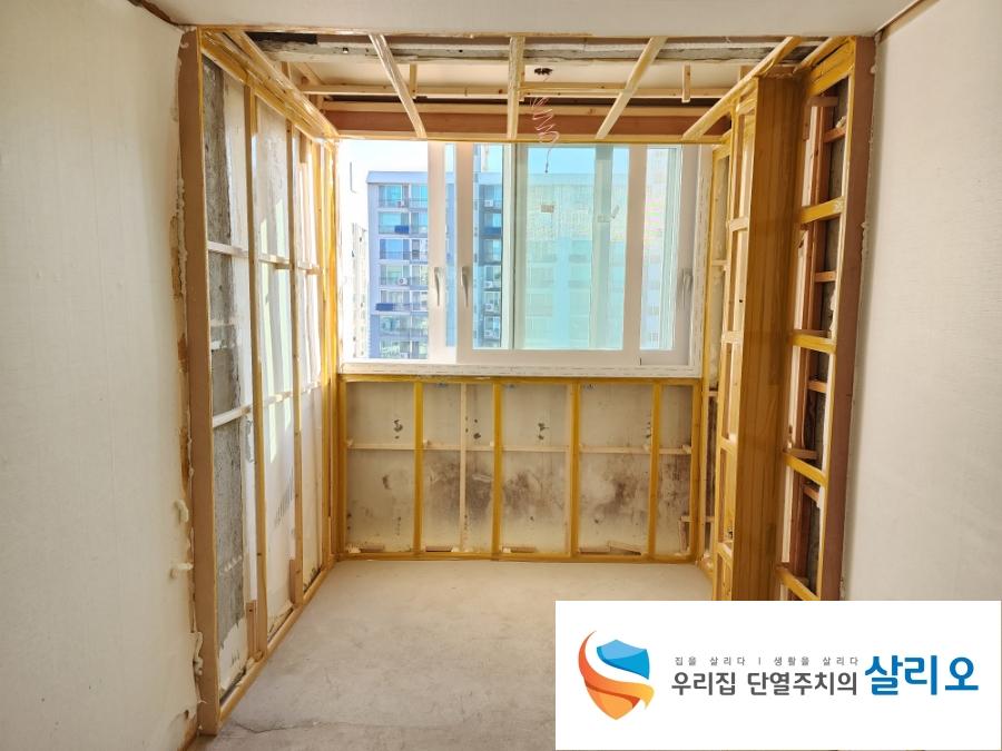 목재 프레임과 흰색 보드가 설치된 벽면