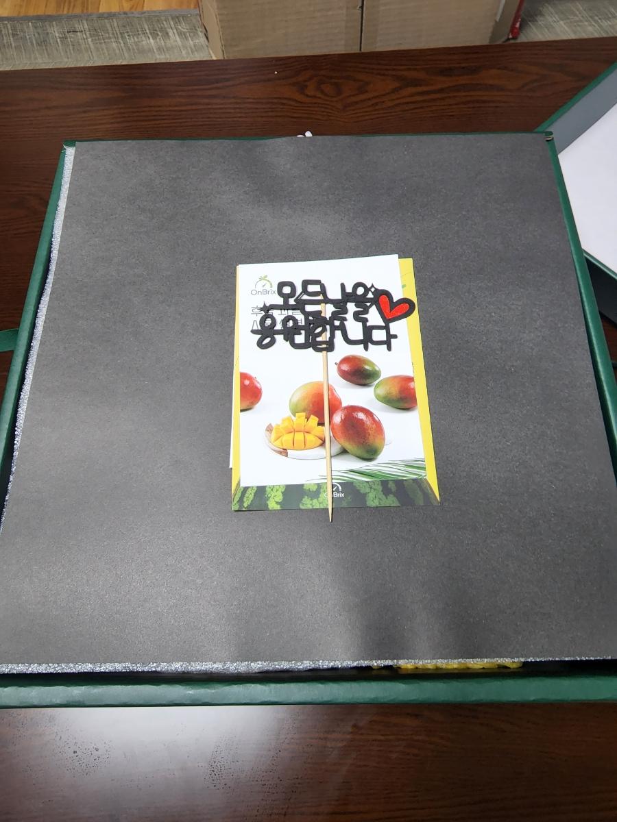 작업 완료 후 전달된 과일 선물과 카드
