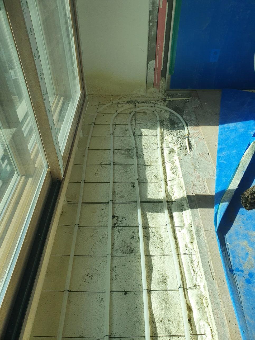 철근망으로 고정된 백색 PVC 배관