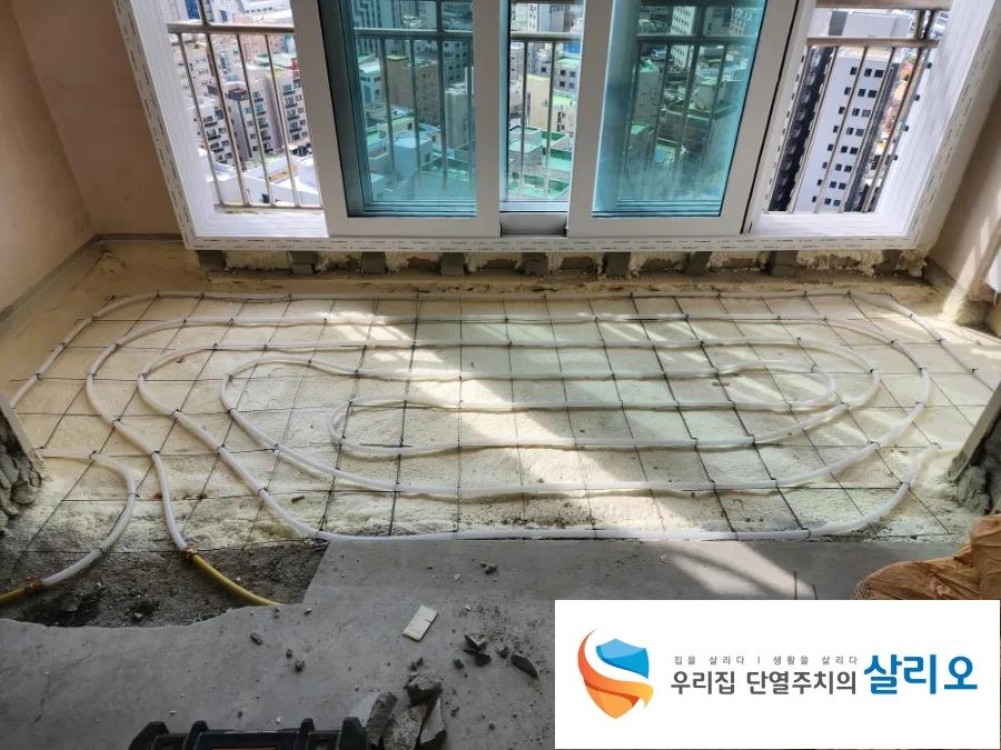 바닥에 설치된 흰색 배관들