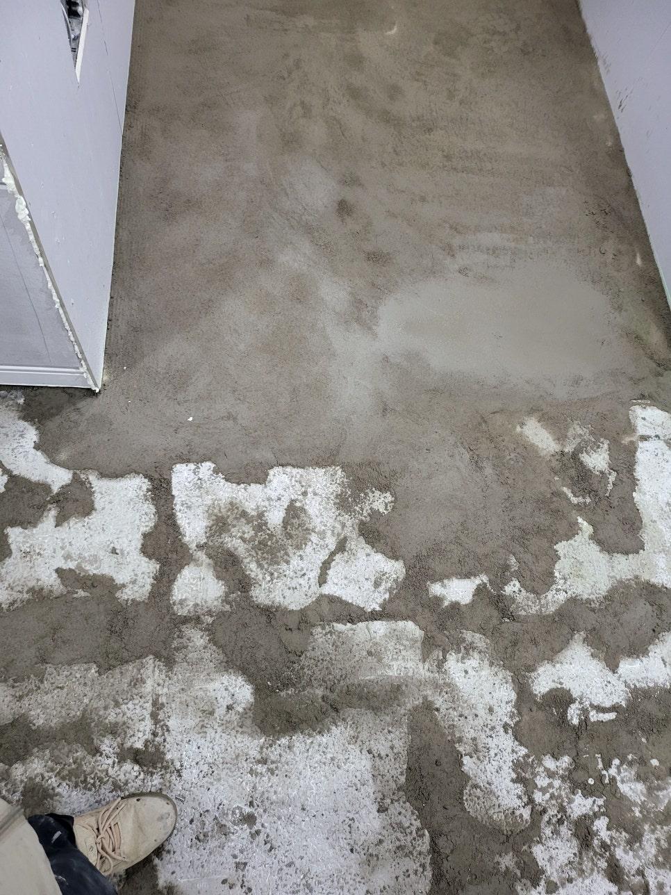 흰색 물감이 칠해진 콘크리트 표면