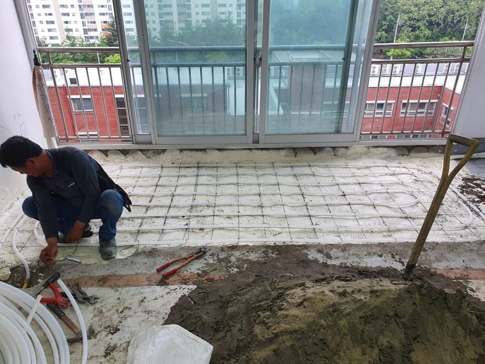 작업 중인 소형 기기와 손잡이 도구