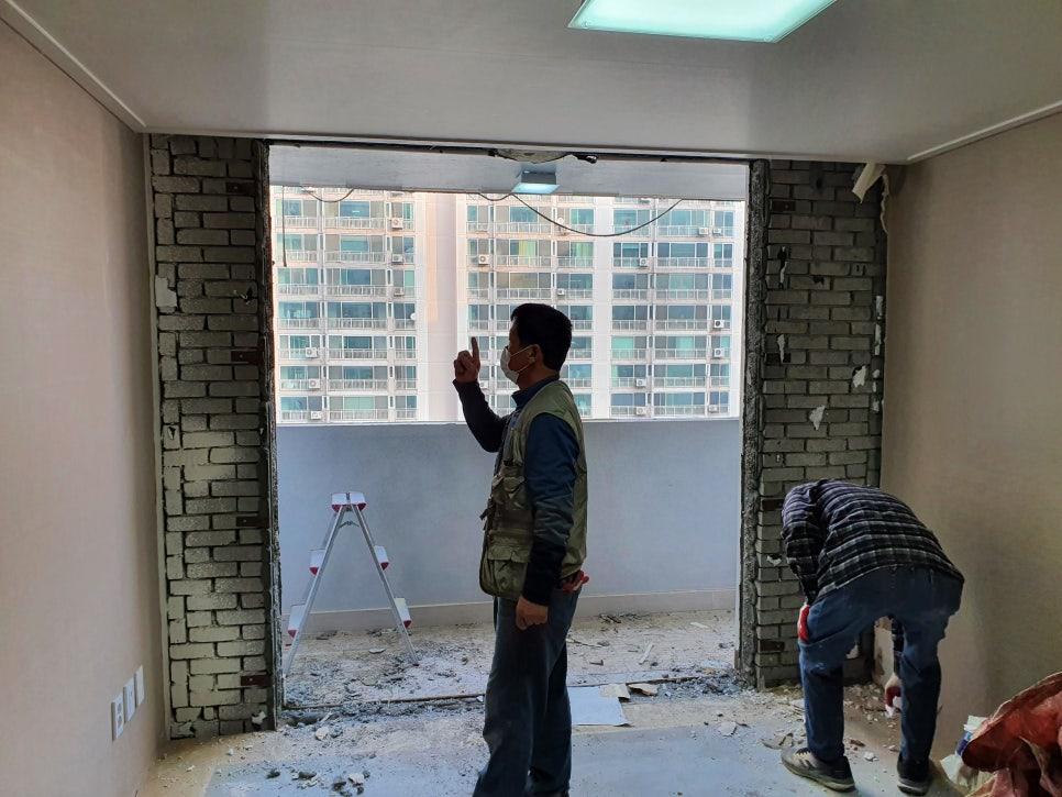 벽돌 구조가 드러날 정도로 날개벽과 바닥을 철거한 현장