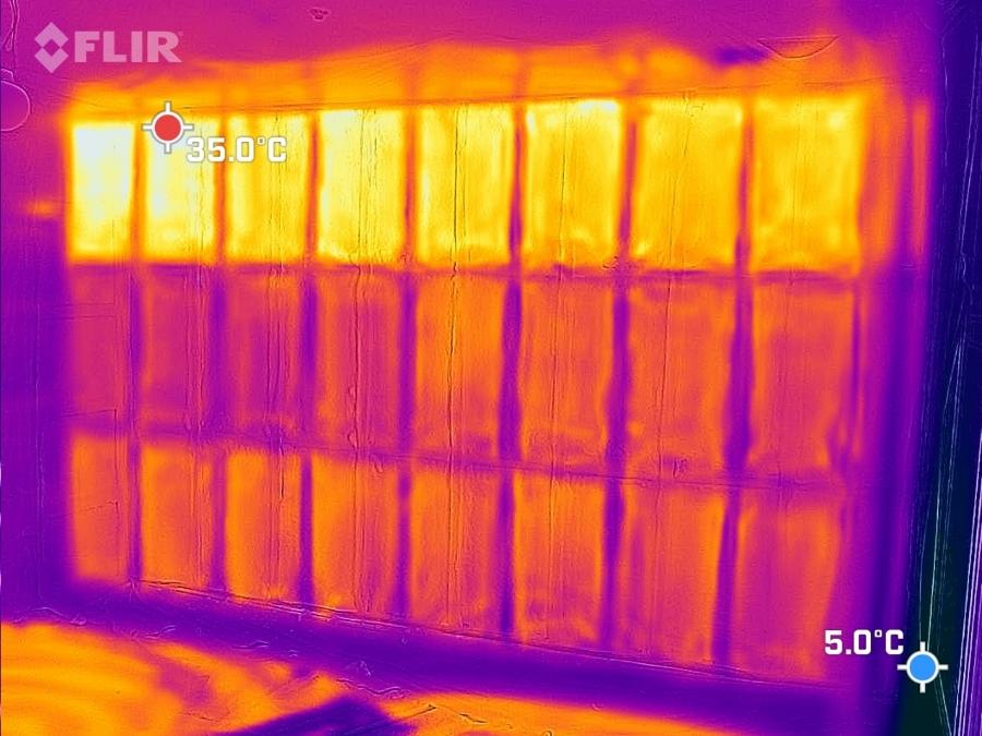 벽면 하단 5.0°C 등으로 열 분포가 변한 시공 후 열화상 이미지