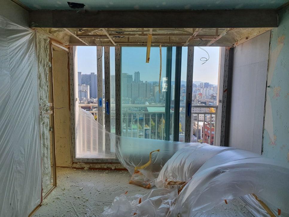 투명 필름이 덮인 창문과 노출된 천장 및 벽면