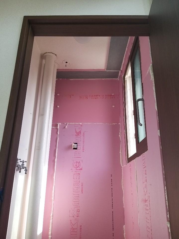 분홍색 자재와 수도꼭지가 보이는 단열 보강 단계