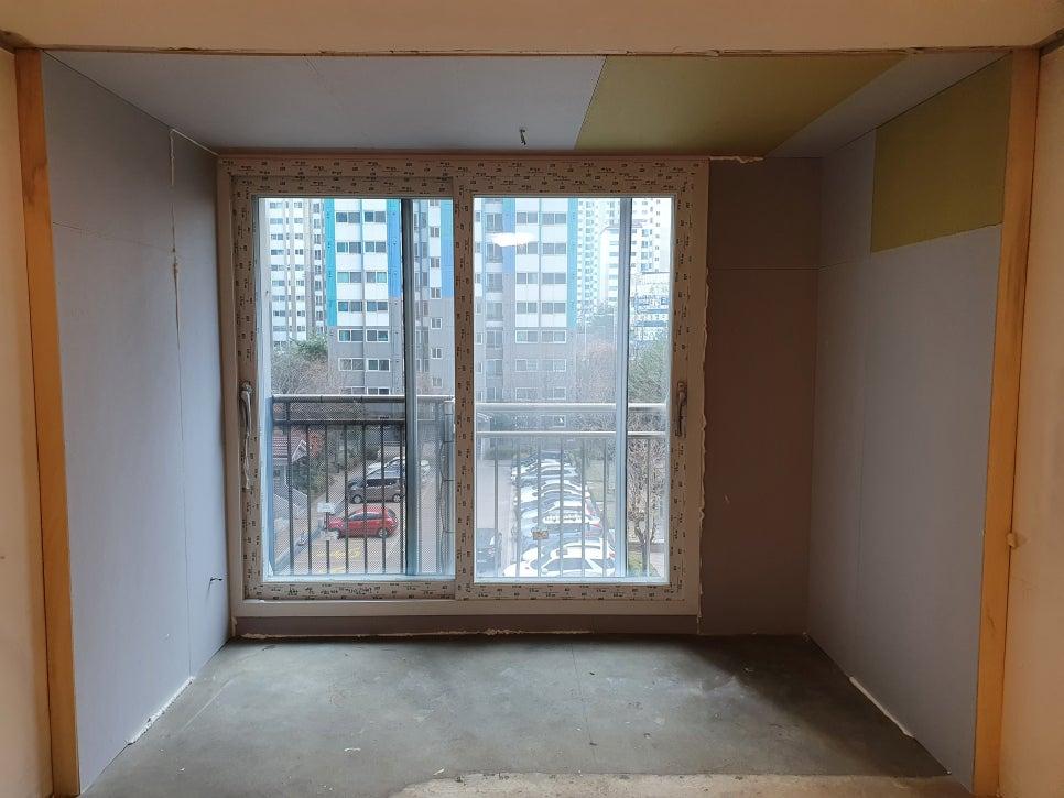 콘크리트 바닥과 마감 전의 벽면이 보이는 빈 공간