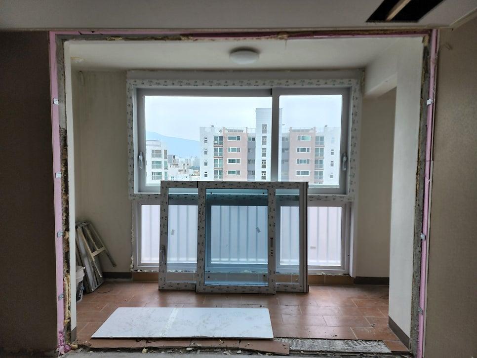 벽면 철거 후 창호 프레임을 맞추는 과정