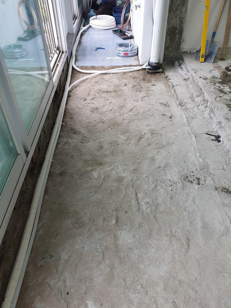 바닥에 놓인 소형 도구와 수공구