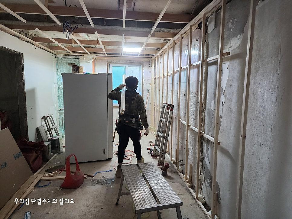 외벽과 천장 전체를 감싸 안은 발포 단열 작업