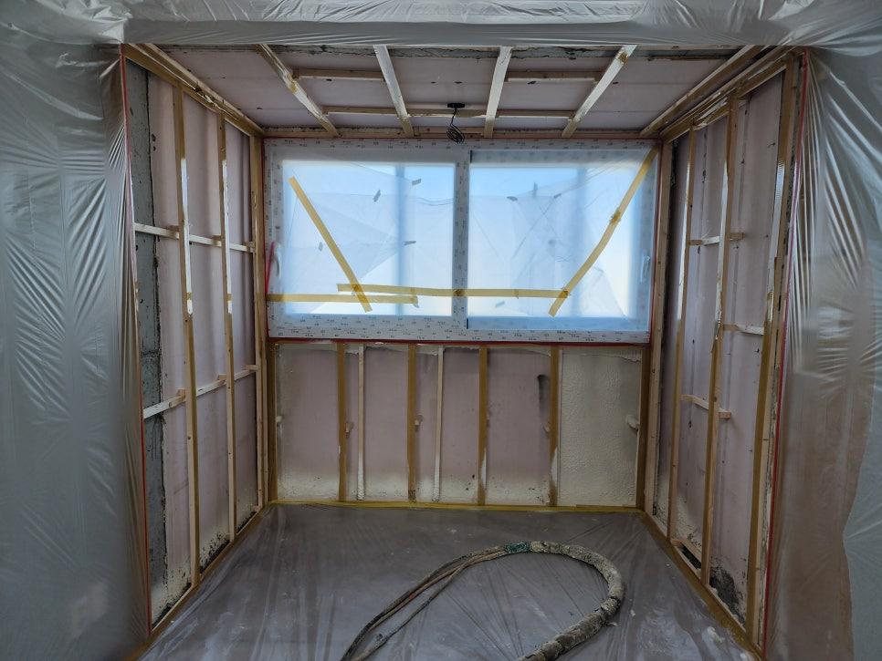 나무 프레임 설치와 창호 보양 작업이 된 모습