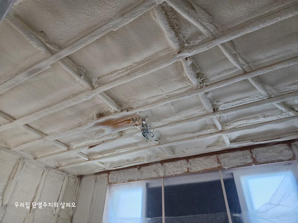 단열재를 채우기 전 목공 작업 중인 안방