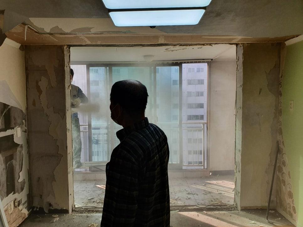 벽면 마감재를 제거하고 먼지를 정리하는 철거 과정
