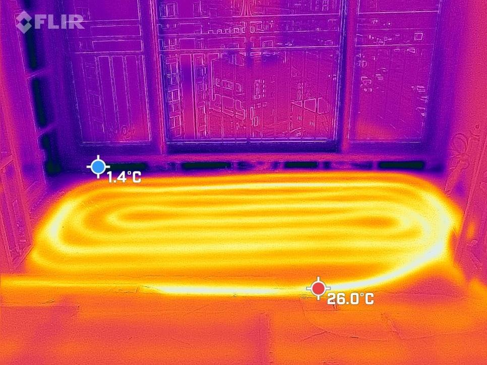 바닥 배관의 열 분포를 확인하는 열화상 이미지
