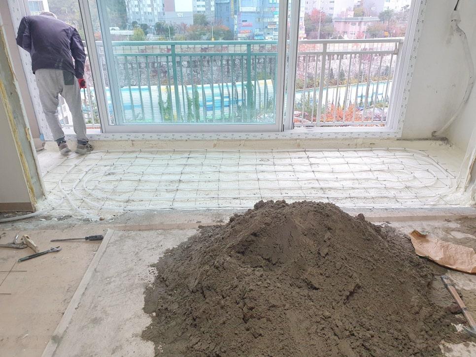 타일이 깔린 발코니 바닥과 중앙의 흙 더미