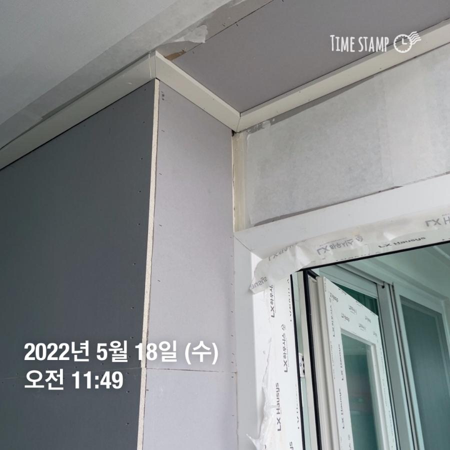 천장 접합부와 창호 주변의 보드 자재 마감 상태