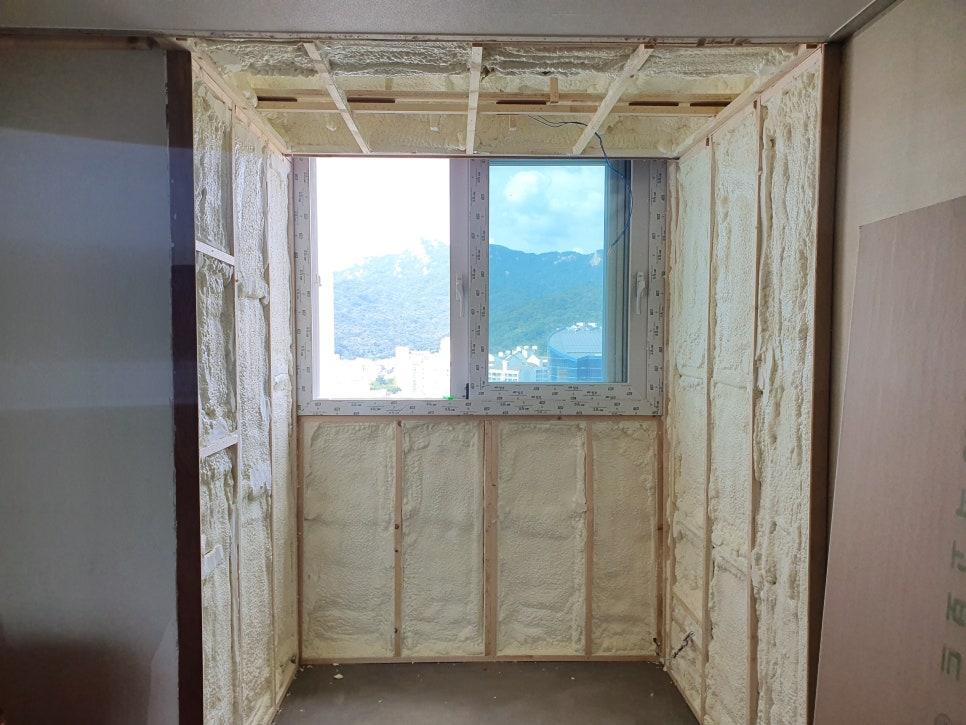 창호 주변 벽면에 부착된 발포 단열재