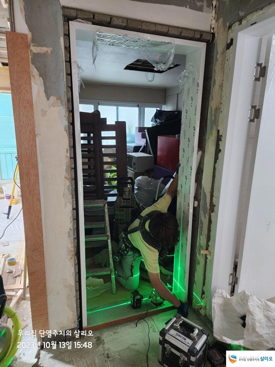 녹색 라이트가 보이는 문틀 주변의 모습