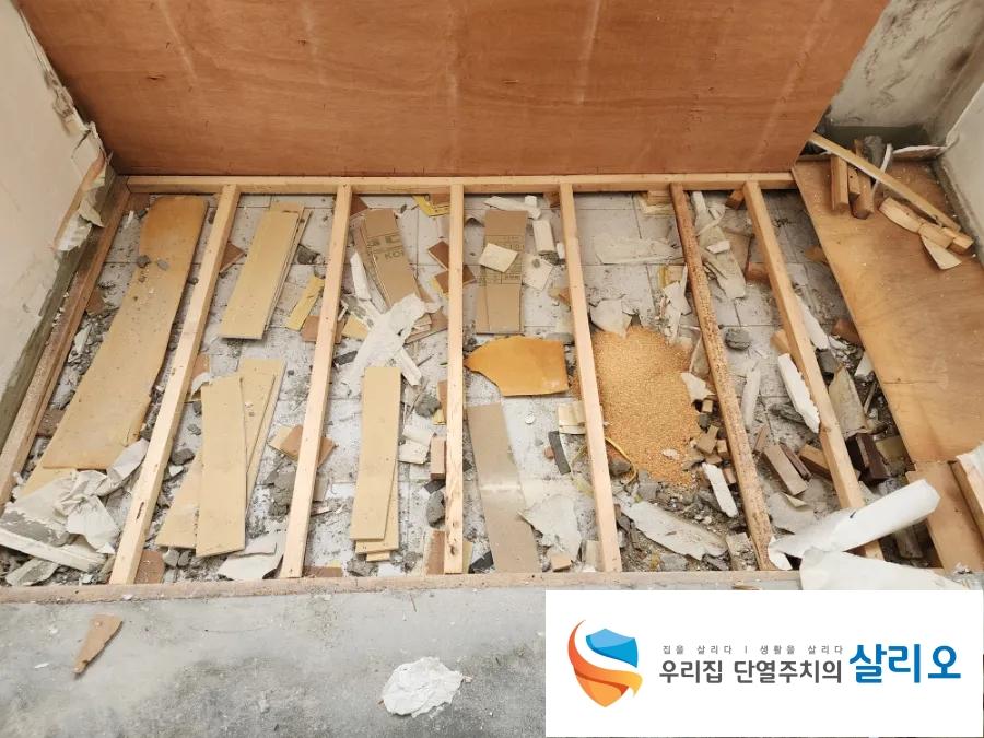 철거된 벽체와 나무 구조물이 있는 공간