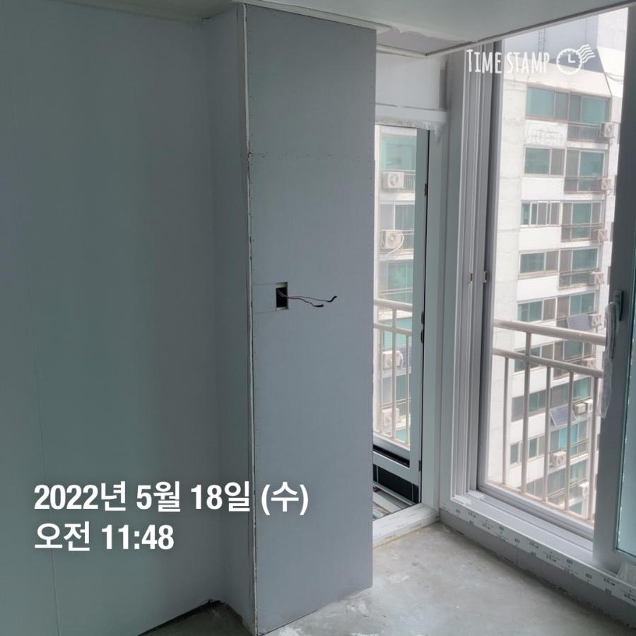 시공 전 상태의 창호 프레임과 전선 구멍이 보이는 벽면