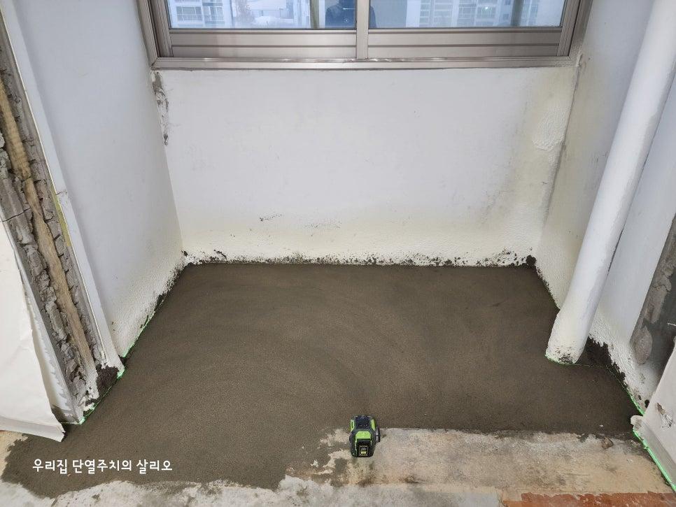 단단하게 콘크리트 마감을 마친 창호 하부 공간
