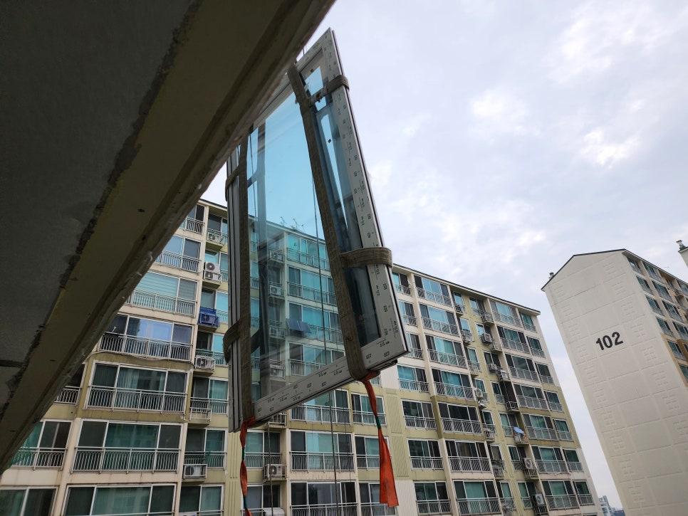 새로운 창호를 맞이하기 위한 창틀 정리 과정