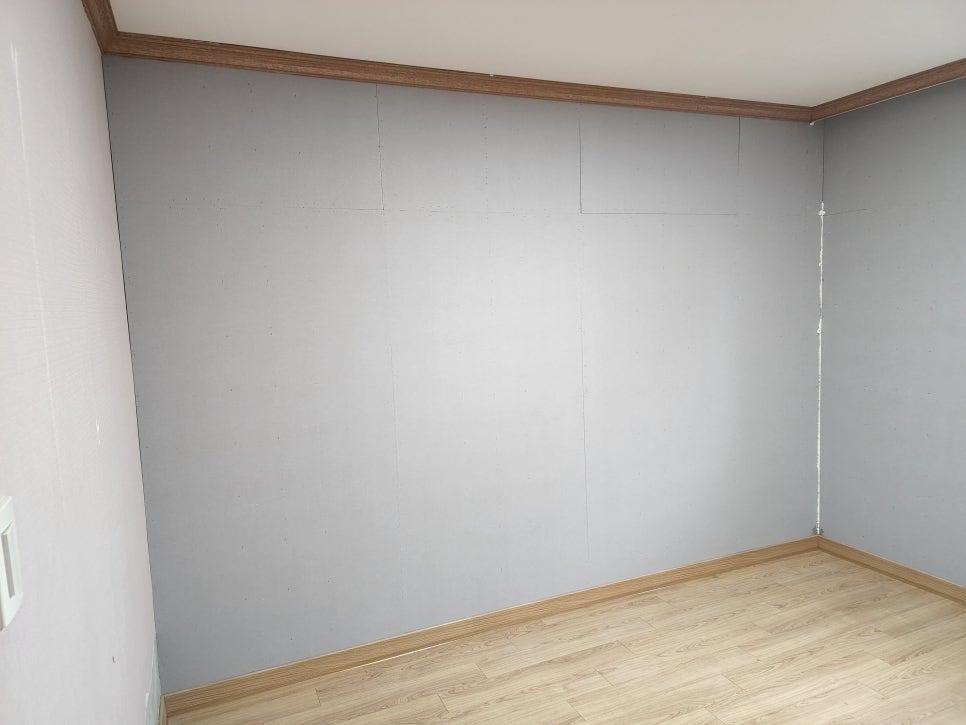 회색 벽면과 목재 톤 마감으로 완성된 방의 모습