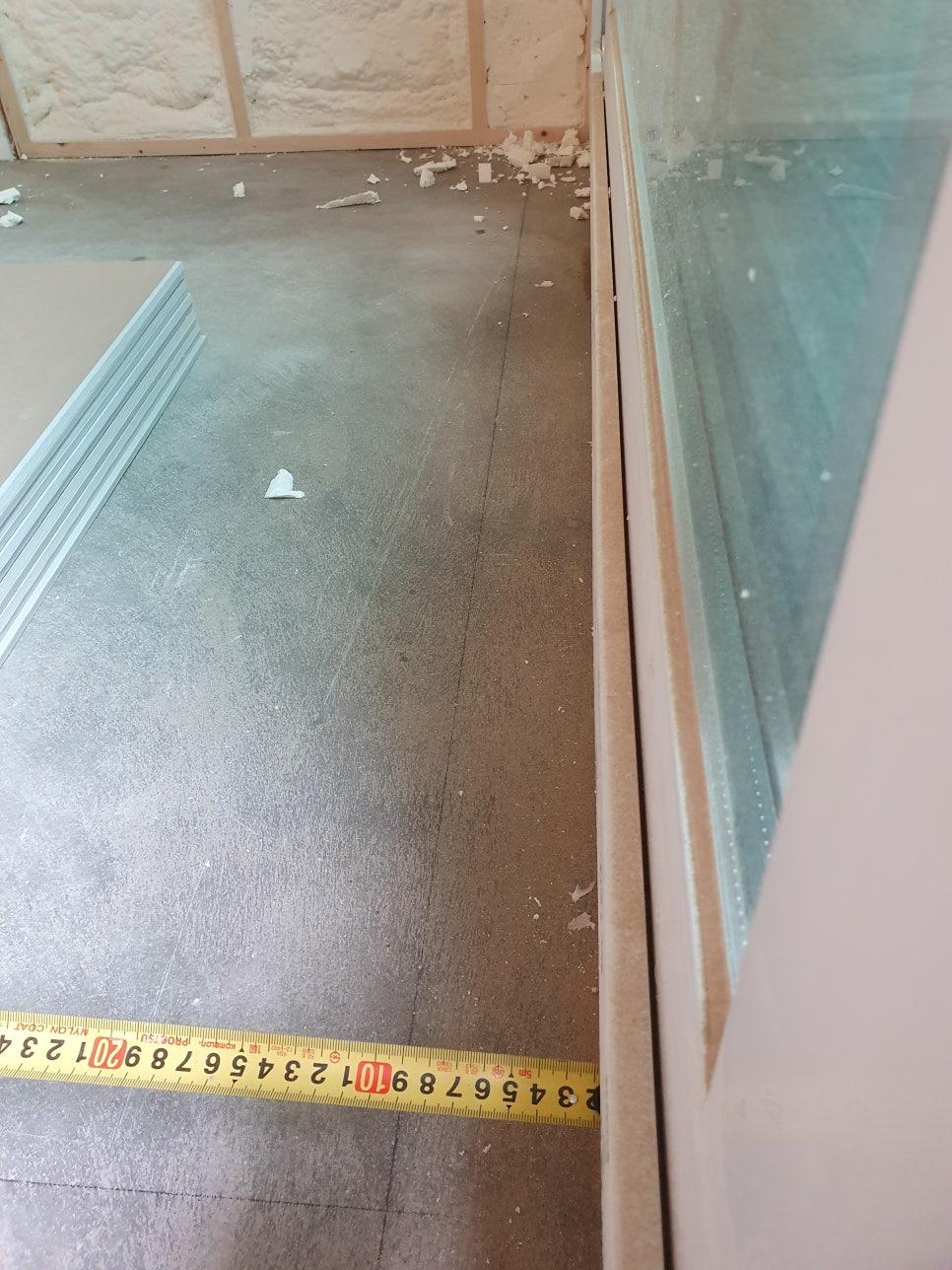 콘크리트 조각과 측정기가 놓인 바닥