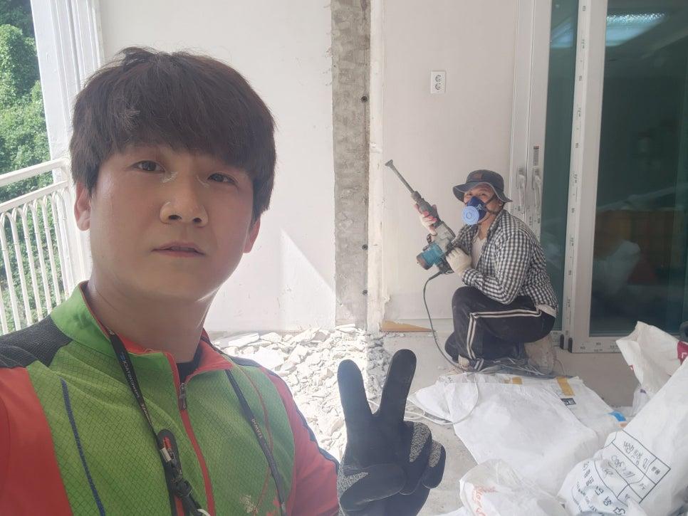 흰색 마감재와 콘크리트 조각이 보이는 실내 작업 공간
