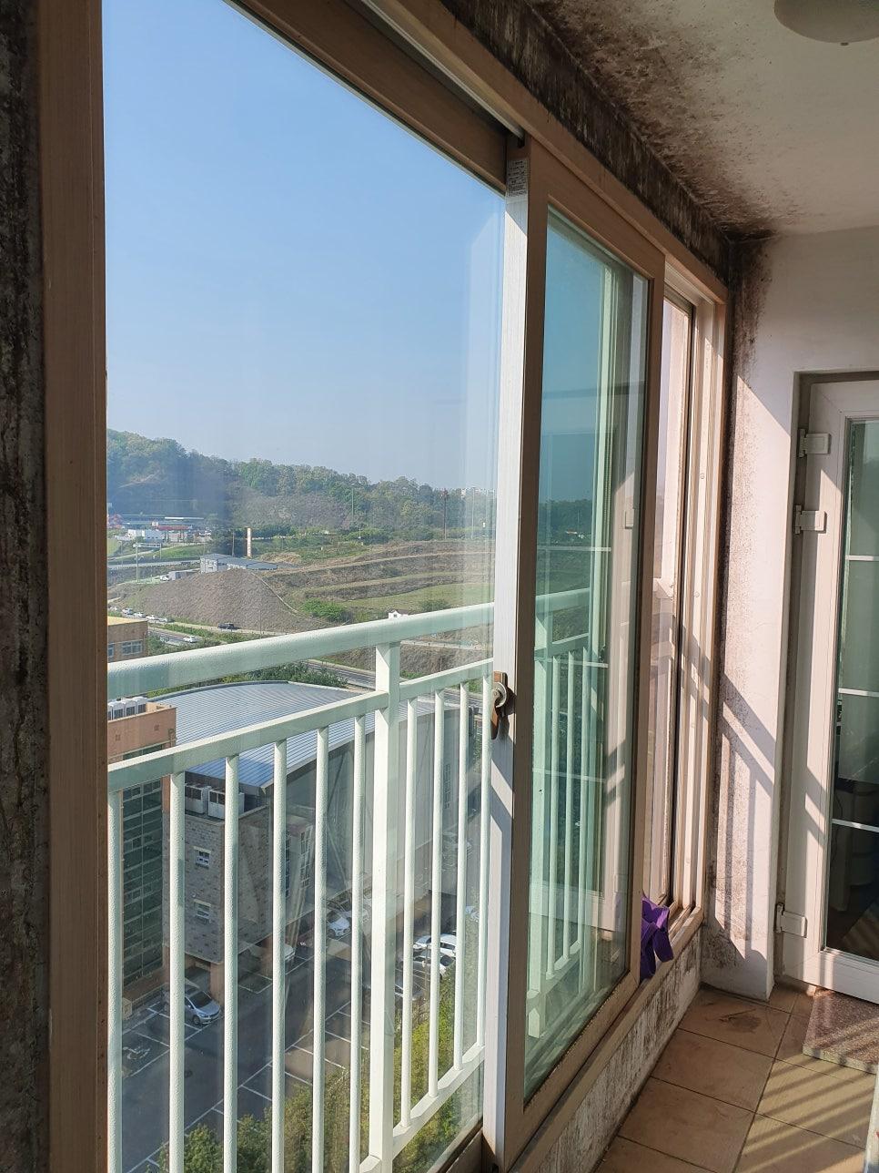창호 주변 벽면의 흠집 상태