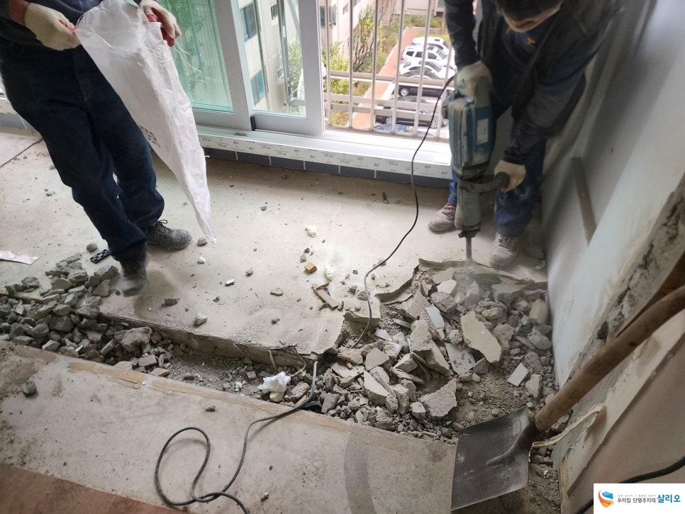 타일 조각들이 흩어져 있는 철거 작업 현장