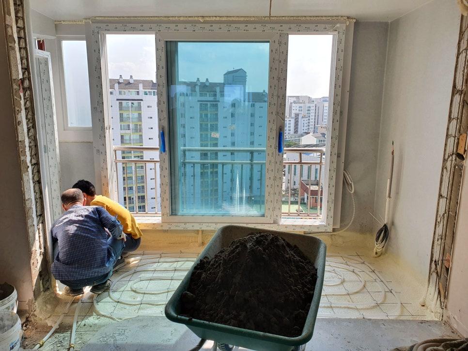 타일 작업과 창호 설치가 진행 중인 발코니 내부