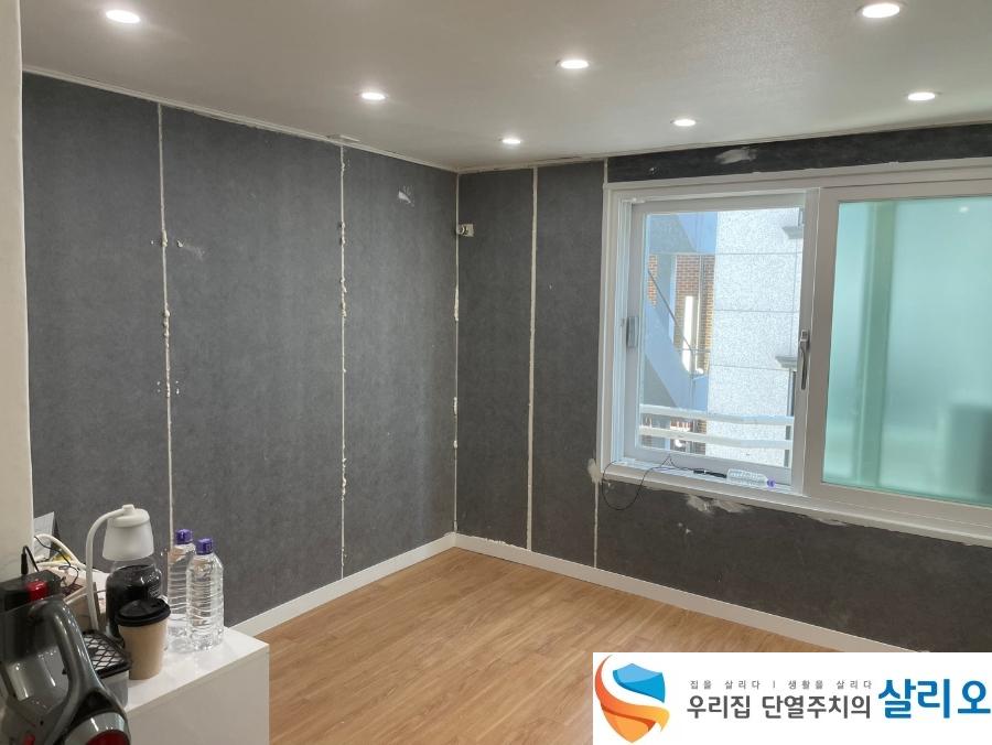 실내등이 설치된 창가 쪽의 정돈된 모습