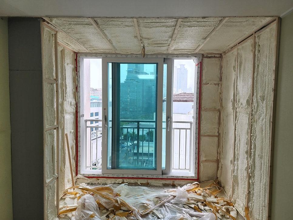 벽면에 밀착되어 부착된 흰색 폼 단열재