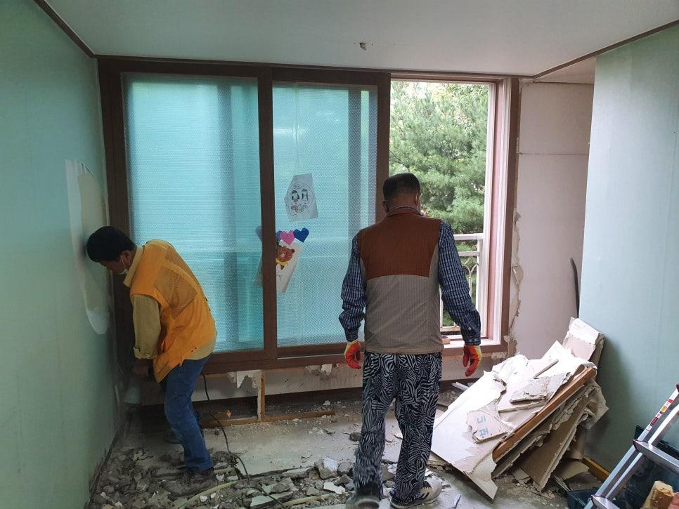 벽면 페인트 작업과 창틀 주변 철거가 진행 중인 모습