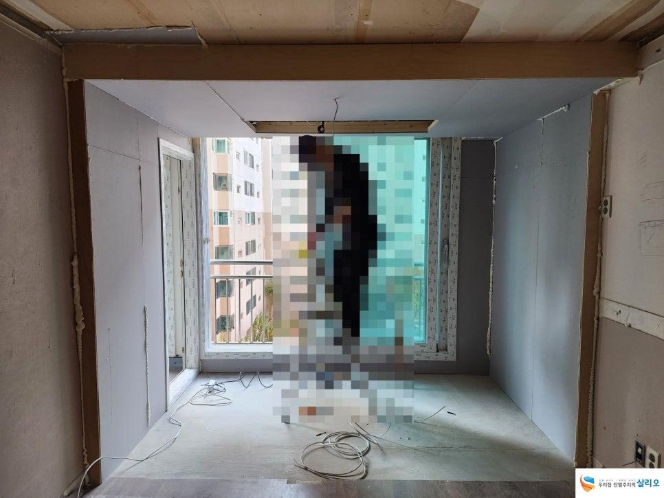 마감 전의 방 내부와 창밖 풍경