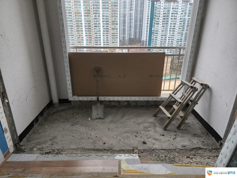 벽면 마감 전의 텅 빈 창가 공간