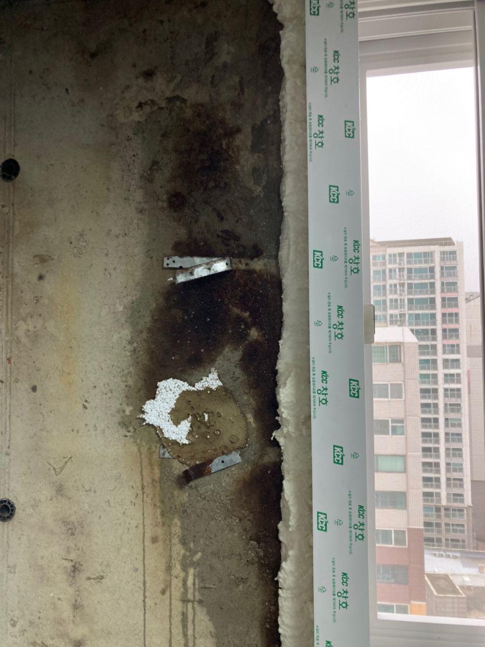 금속 부품과 고무 패킹이 부착된 콘크리트 벽 표면