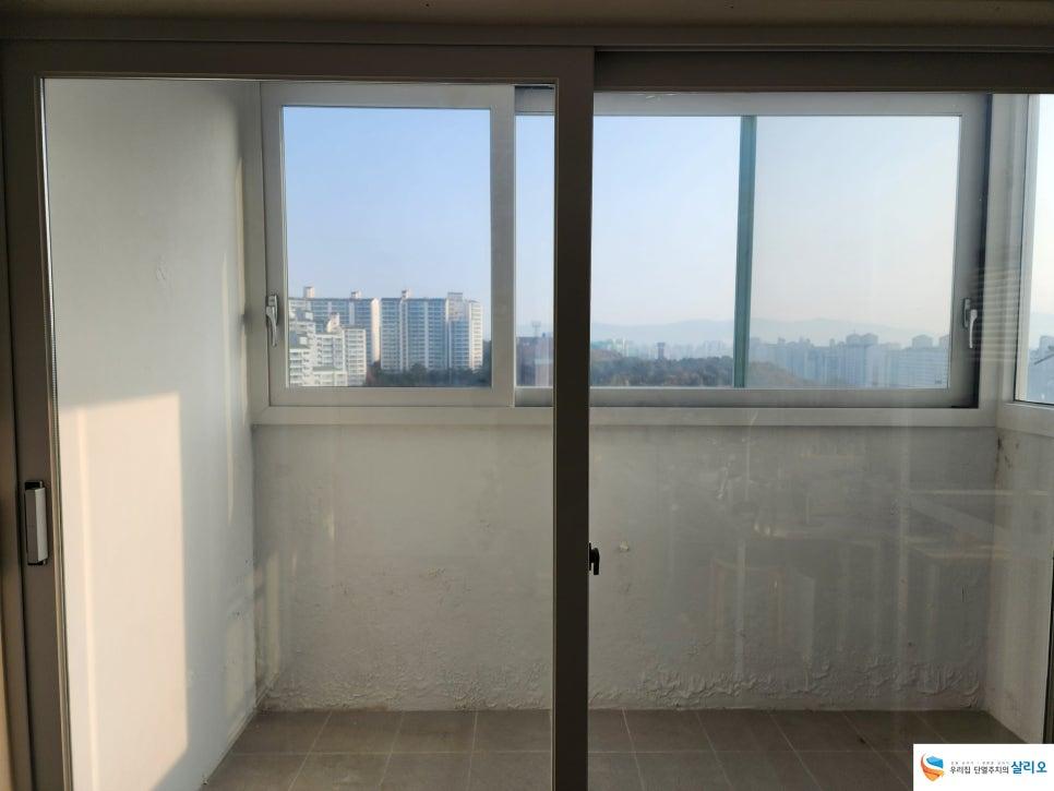 타일 바닥과 슬라이딩 도어가 있는 발코니