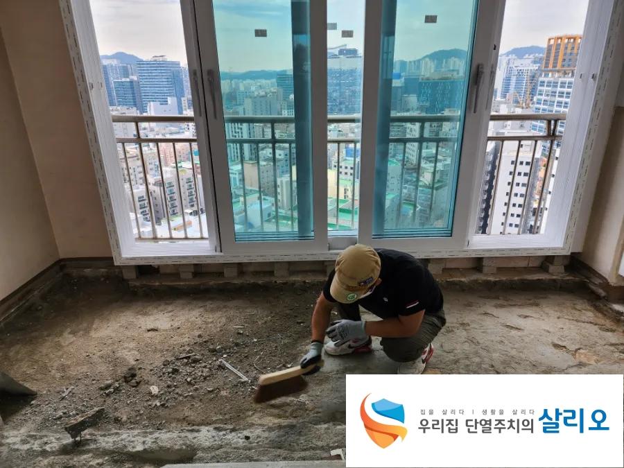 작업자가 바닥 잔해를 청소 중인 모습