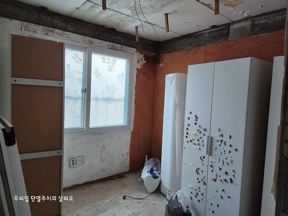 빈틈없는 기밀성을 위해 경질 우레탄 폼을 발포하는 과정