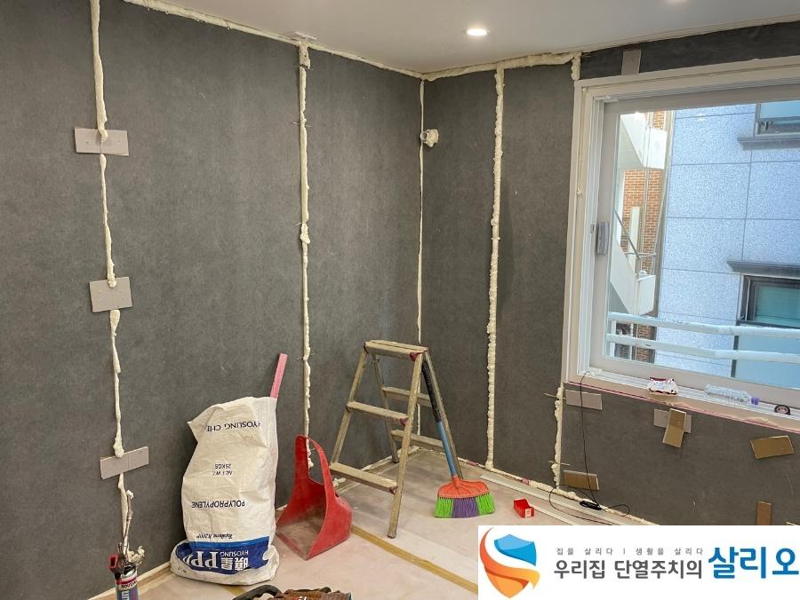 회색 벽면에 접착제가 도포된 상태
