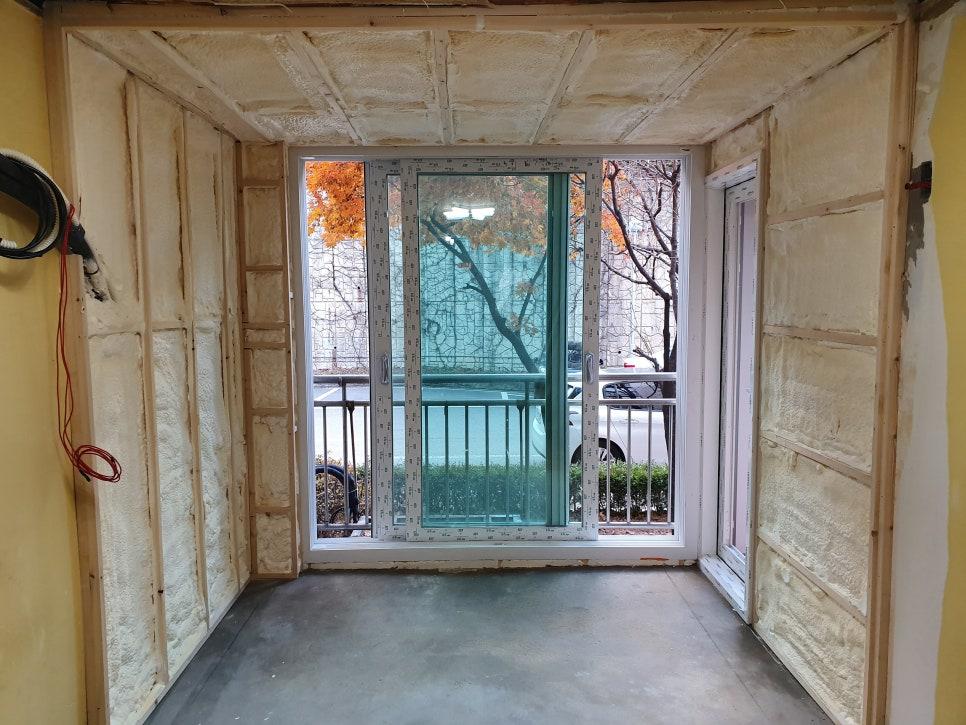 보드가 부착된 창호 근접 공사 현장