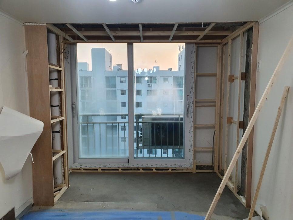 창호 개방 후 드러난 벽체 구조