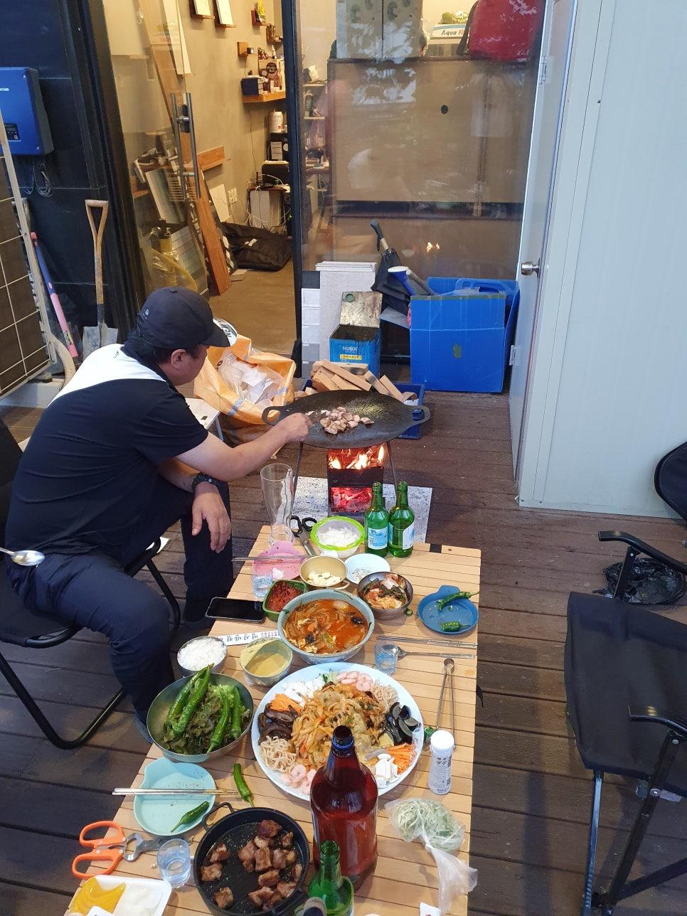 나무 바닥과 테이블이 놓인 베란다 공간