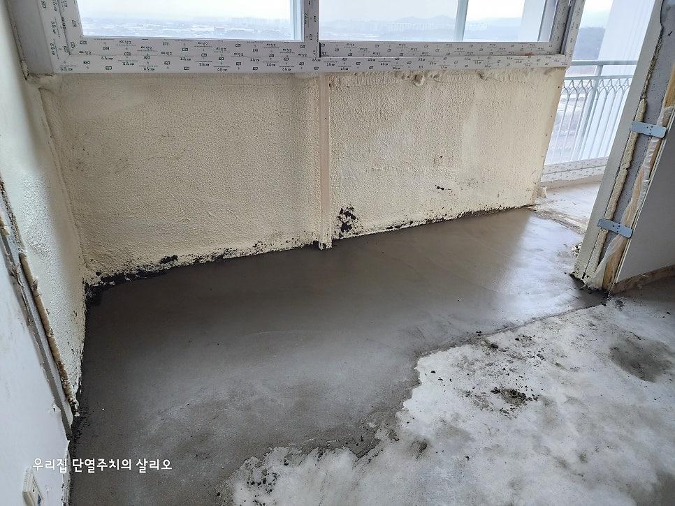 콘크리트 바닥과 석재 마감이 보이는 벽면