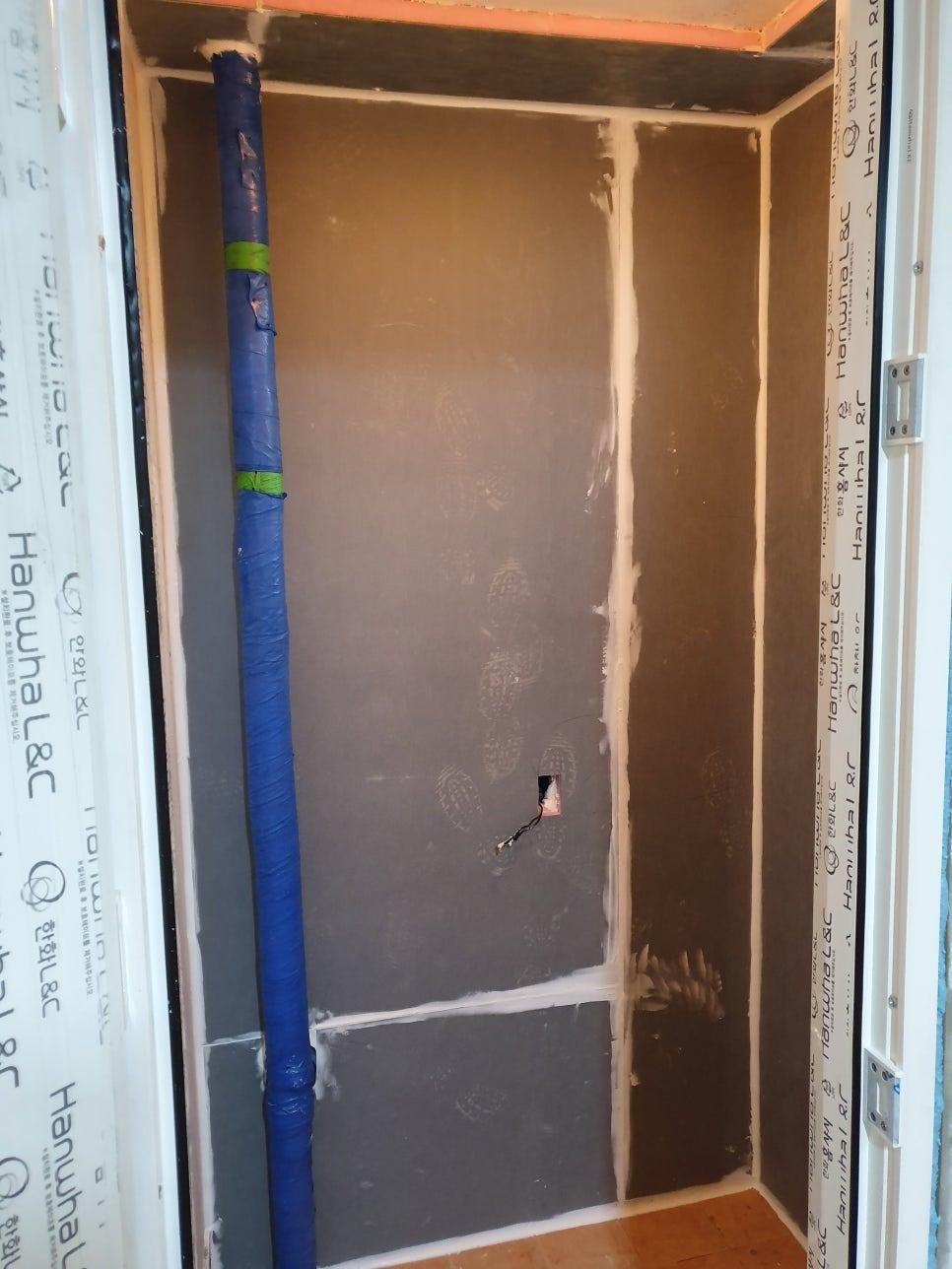 벽면 작업 중인 소형 도구와 기기들